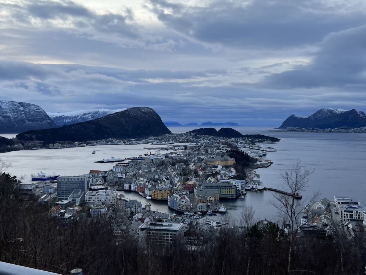 Man ser Ålesund fra aksla