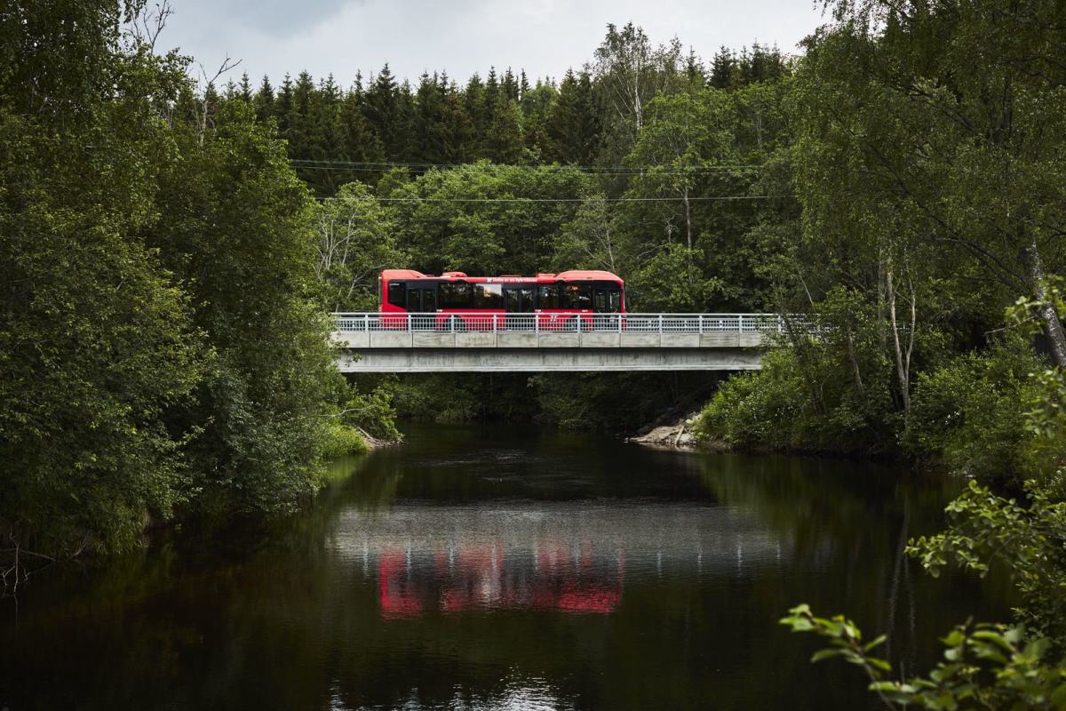 En rutebuss kjører over en bro i Oslomarka. Foto: Øivind Haug