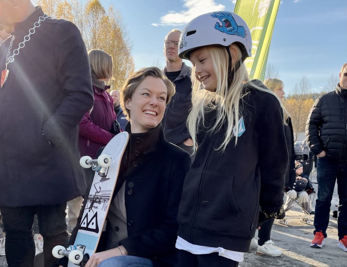 Anette Trettebergstuen besøker Glommasvingen rullepark på Skarnes.