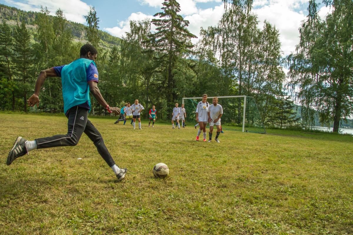 Åpne breddefotballen nå