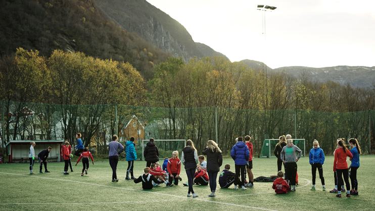 barn på fotballbanen