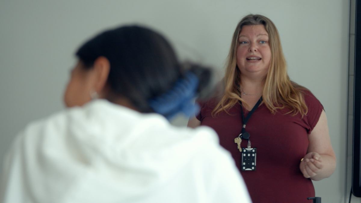 Anita som stortrives i klasserommet med elevene sine.