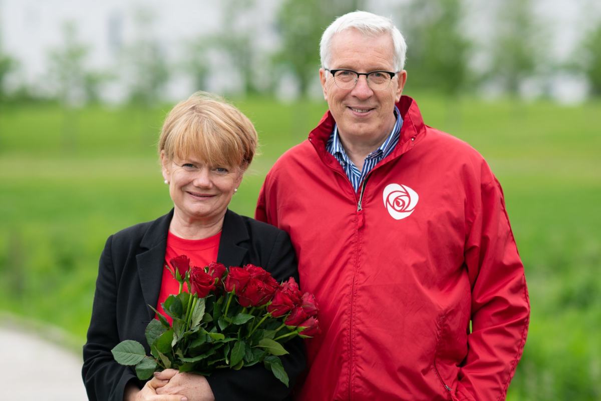 Ordførerkandidat Ragnhild Bergheim og varaordførerkandidat Knut Jan Nielsen foran Lørenskog hus