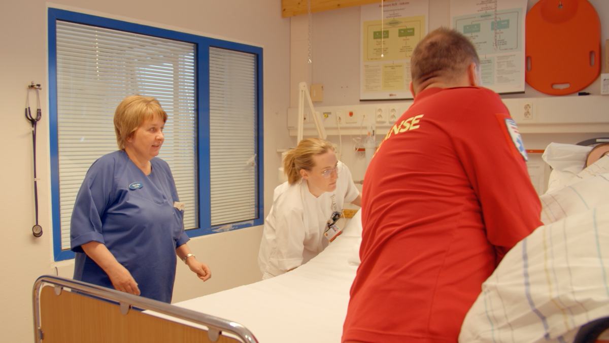 Sykepleierne Gerd-Lillian og Stine-Mari som holder hjulene i gang.