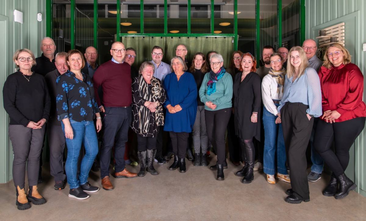 Målselv Arbeiderparti avholdt sitt årsmøte onsdag 12. februar kl. 18.00 på Høgtun. Møtet var preget av sterkt engasjement, politiske gjennomslag og en historisk vekst i medlemstallet.
Målselv Arbeiderparti har hatt en stabil medlemsvekst siden i høst og var det Arbeiderpartiet i Troms med størst økning i medlemmer allerede før regjeringsskiftet. Medlemstallet begynte å øke i slutten av oktober, og veksten har fortsatt. Samtidig har Arbeiderpartiet nasjonalt hatt et markant oppsving, med 14–1500 nye medlemmer de siste ukene.
– Vi skal ta vare på og engasjere de nye medlemmene våre, og bruke denne veksten til å styrke partiet både lokalt og nasjonalt. Dette viser at folk ser verdien av et Arbeiderparti som kjemper for små forskjeller, et trygt arbeidsliv og sterke fellesskap, sa stortingsrepresentant Nils Ole Foshaug fra talerstolen på årsmøtet.
Styrket forsvarssatsing og bedre kommuneøkonomi
Med Forsvarets økende tilstedeværelse følger også muligheter for bedre kommuneøkonomi og infrastruktur i Nord-Norge. Partiet vil jobbe aktivt for at denne utviklingen gir lokale ringvirkninger, flere arbeidsplasser og et sterkere beredskapsløft i regionen.
Sterke politiske vedtak
Årsmøtet vedtok en tydelig politikk for fremtiden. Flere årsmøteuttalelser ble vedtatt og her er utdrag:
• Bevaring og styrking av nattjenesten i Målselv – Vi krever en styrking av tjenesten for å sikre trygghet for eldre, nyopererte og kronisk syke.
• En sterkere barnehagesektor – Vi mener bemanningen må styrkes for å sikre kvalitet og tidlig innsats for barna våre.
• Satse på yrkesfag med Y-veien – Arbeiderpartiet ønsker å gi elever med fagbrev direkte tilgang til høyere utdanning.
• Offensiv nordområdepolitikk – Målselv Arbeiderparti støtter en målrettet og strategisk forsvarsutbygging som styrker Norges sikkerhet, sikrer robuste beredskapsløsninger og skaper varige arbeidsplasser og vekst i nord.
• Jernbane Narvik–Bardufoss–Tromsø – En strategisk satsing for beredskap, næringsutvikling og grønn transport.
• Tilfluktsrom og beredskap – Vi må ha flere offentlige tilfluktsrom og bedre informasjon om kriseberedskap.
• Trygg sykelønn – nei til kutt! – Arbeiderpartiet sier tydelig nei til høyresidens angrep på sykelønnsordningen, som vil ramme folk med lav inntekt hardest.
• Flere boliger for ungdom og innflyttere – Vi må ha mer boligbygging og bedre ordninger for førstegangskjøpere for å sikre vekst i Målselv.
• Bedre tilgang til utdanning – Desentraliserte utdanningstilbud må styrkes for å møte arbeidslivets og Forsvarets behov.
Med disse vedtakene setter Målselv Arbeiderparti en tydelig retning for fremtiden. Vi skal fortsette å jobbe for en sterk kommune, sikre velferdstjenester og skape et samfunn der arbeid til alle, frihet og trygghet for framtiden står i sentrum.
Det nye styret består av:
• Leder: Kari Alteskjær
• Styremedlemmer: Simon Simonsen, Renate Rundmo, Ragnhild Furebotten, Bjørn Ove Sletten, Kenneth Angell og Tina Heiskel.