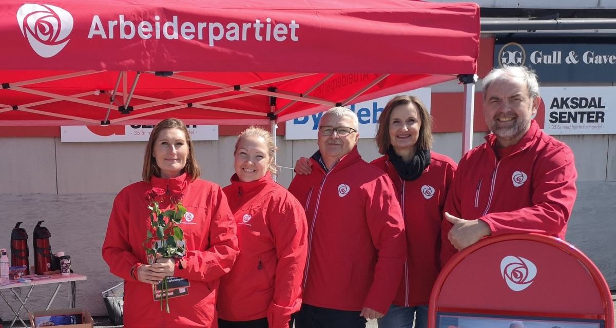 Ordførerkandidat og listekandidater på stand ved Aksdal senteret