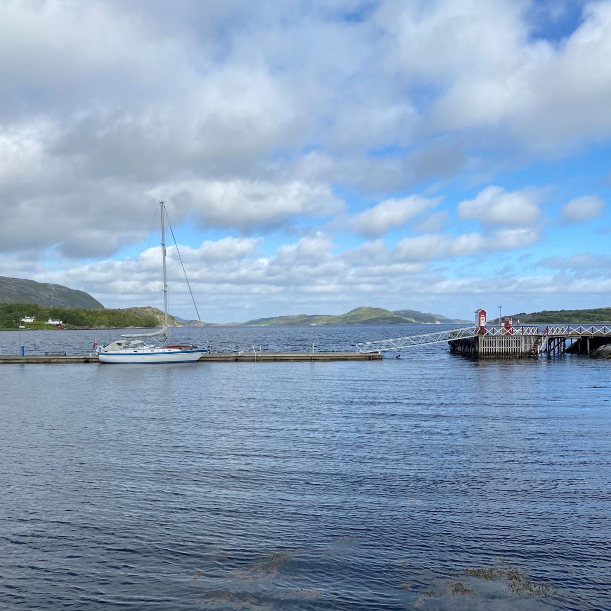 Seilbåt og havn