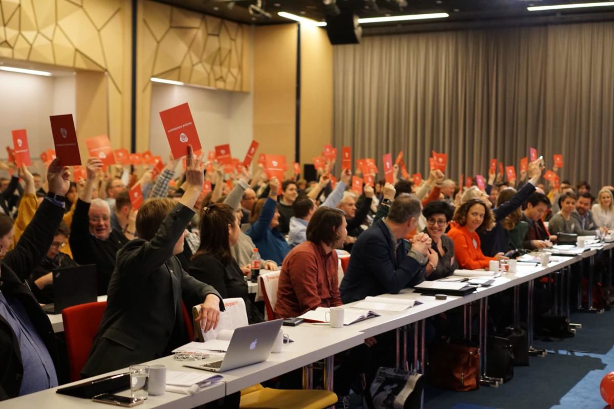 Laurdag 2. mars gjekk Hordaland Arbeiderparti og Sogn og fjordane Arbeiderparti over i historia. På stiftingsmøtet på Bryggen i Bergen blei Vestland Arbeiderparti skipa. Dei respektive leiarane Marte Mjøs Persen og Hilmar Høl fekk overrekt ny klubbe og bilete frå Arbeiderpartiet sin leiar, Jonas Gahr Støre. Dette er slik vi ynskjer ein samanslåing skal være, frivillig og ynskja, uttaler Jonas til årsmøte.