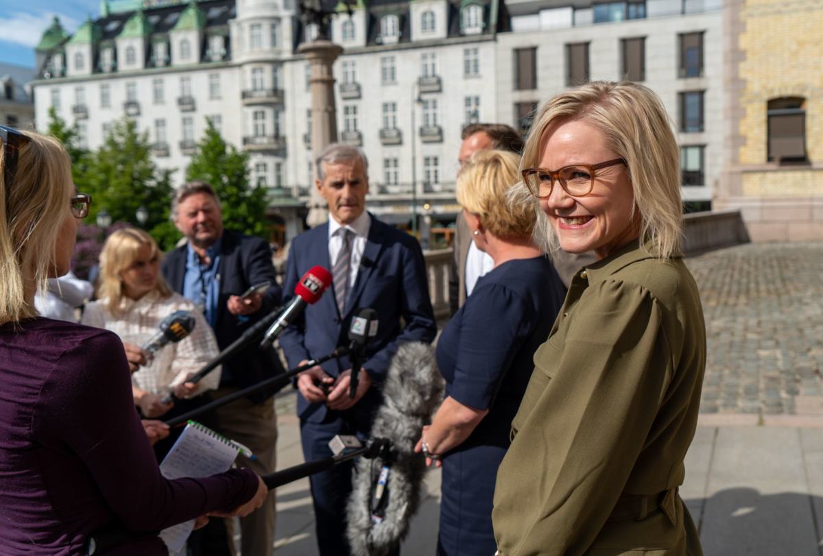 Ingvild Kjerkol utenfor Stortinget etter historisk endring i bioteknologiloven ble vedtatt i 2020.