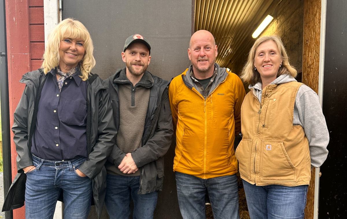 På gårdsbesøk. Hanne Velure (H), Johannes Wahl Gran (MDG), Thomas Breen (Ap) og Camilla Rostad (Leder i Innlandet Bondelag)