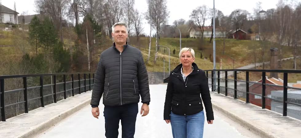 Marita Nordskog og Willy Dorholt på gamle Ulefoss bru