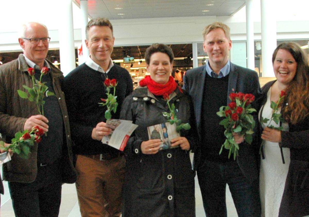 Magne Rommetveit, Terje Lien Aasland, Marte Mjøs Persen, Harald Schjelderup og Stine Renate Håheim på roseaksjon i Fyllingsdalen i 2015.