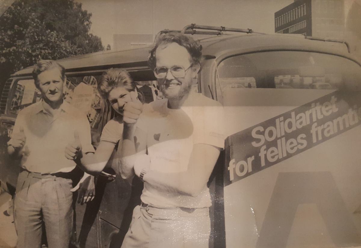 Valgkamp ved Ski torg i 1979. Valgkampleder Arnfinn Bøhn, AUF leder Ove K Kjølstad i bilen og Leder av Ski Arbeiderparti Eirik Haugen. Foto: Kjell SOlem, Østlandets Blad. 