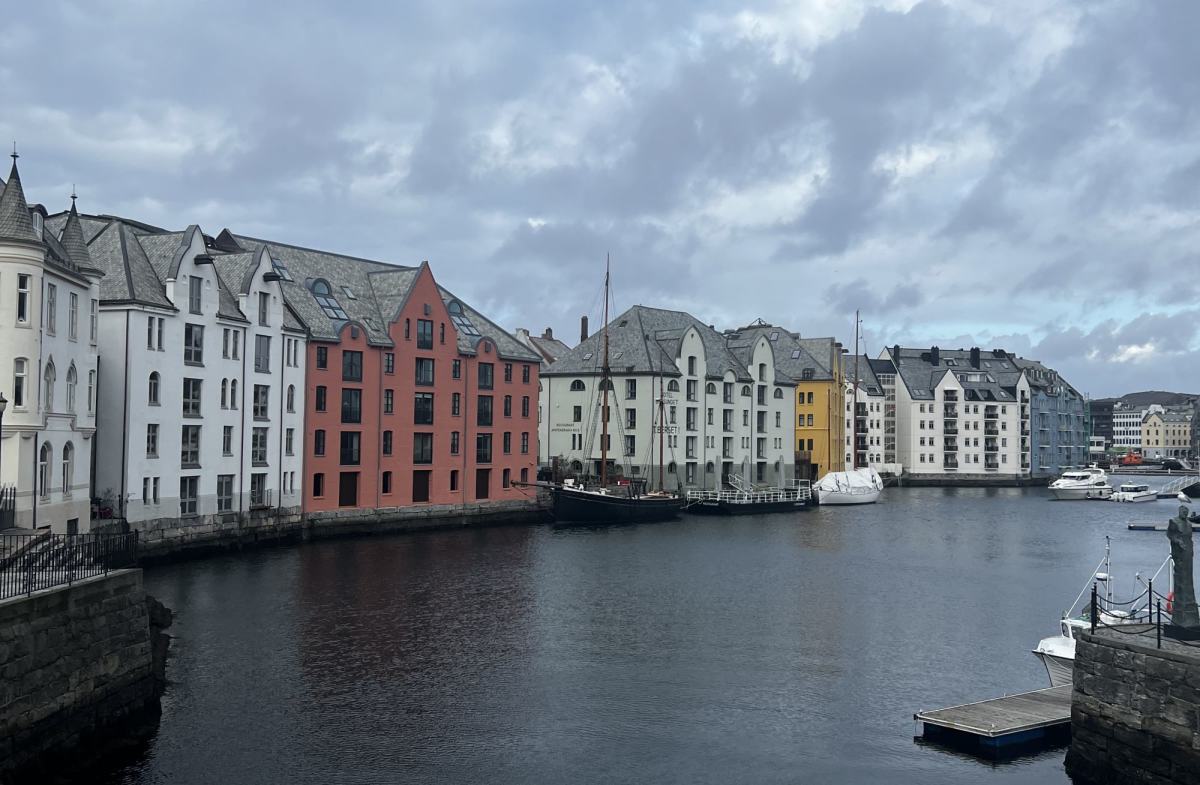 Bildet viser brosundet, sett fra hellebrua.