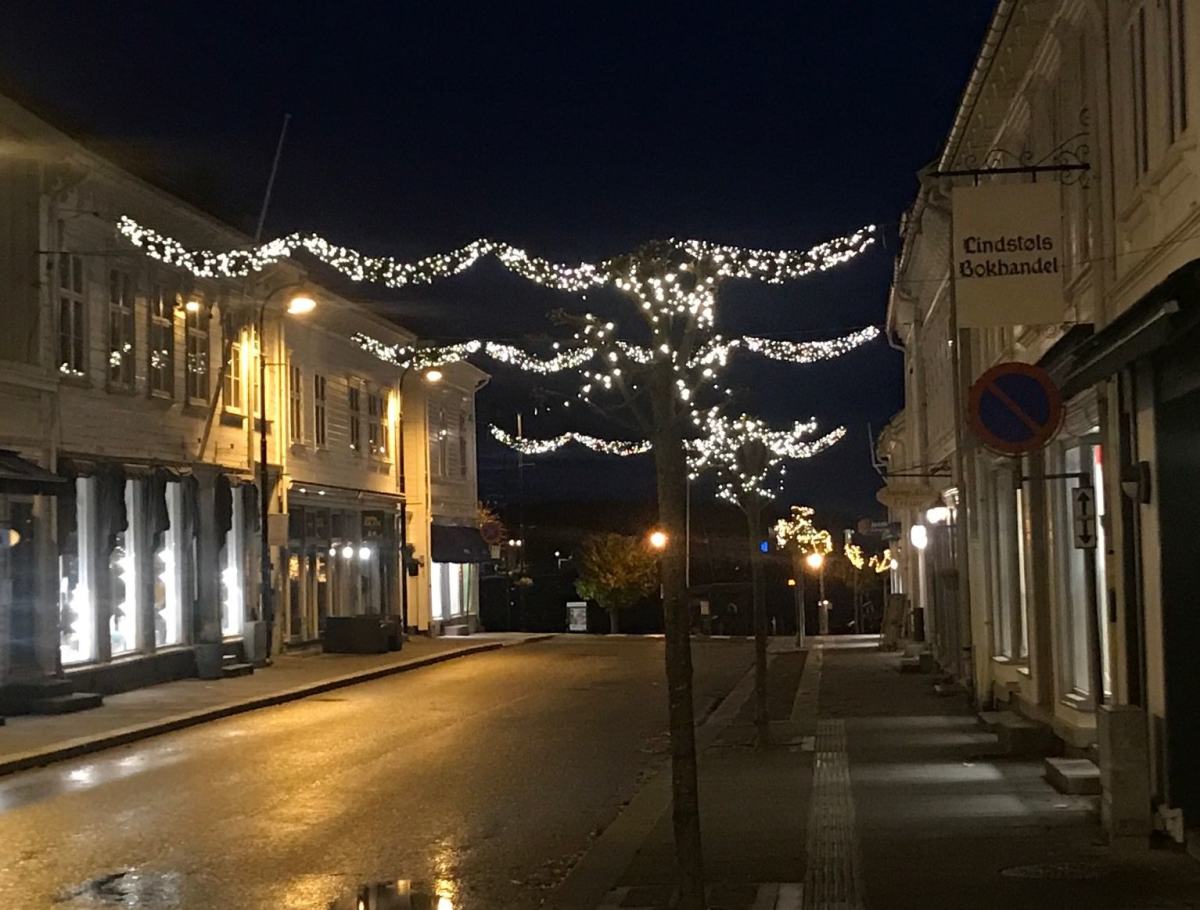 Gatene i Risør lyser opp i novembermørket.