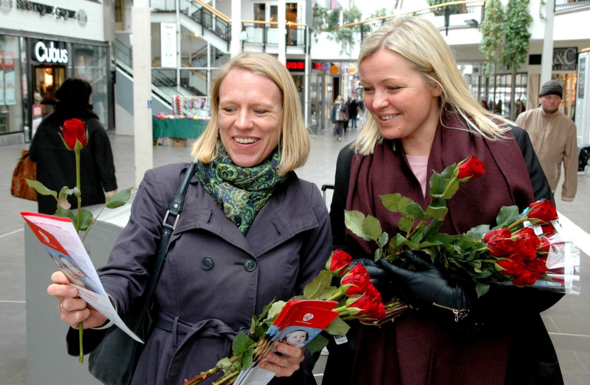 Anniken Huitfeldt og Kjersti Stenseng på roseaksjon i Bodø valgkampen 2015.