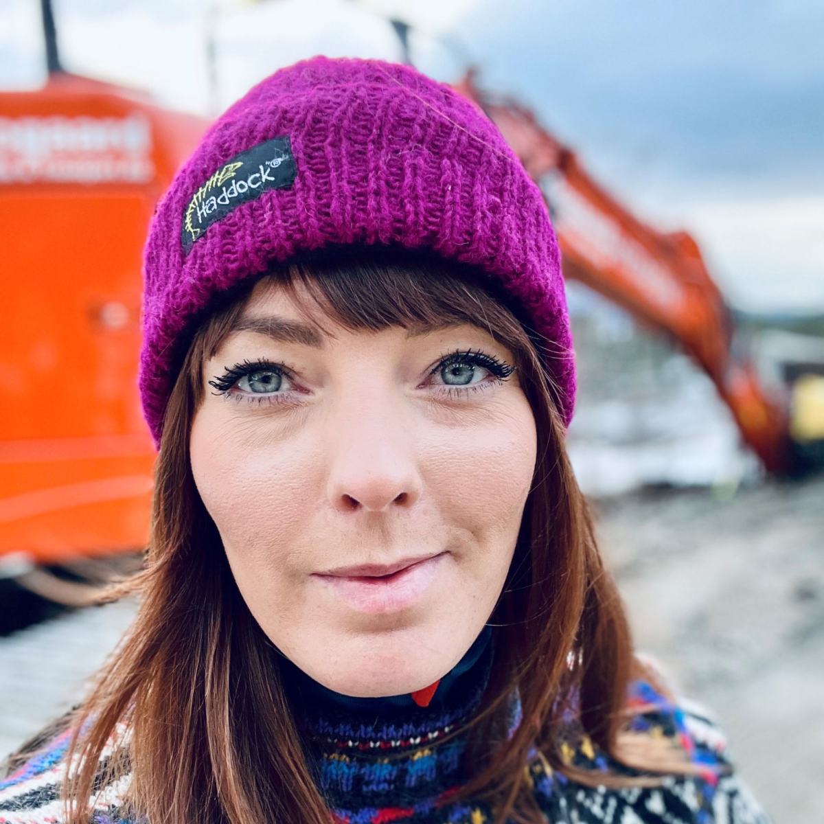 Troms fylke er den største veieieren i Troms. Et godt fylkeskommunalt transportnett er avgjørende for militær mobilitet, så vel som faktisk redundans, beredskap og omkjøringsmuligheter ved uønskede hendelser. I en endret sikkerhetspolitisk situasjon med Russlands angrepskrig på Ukraina, og Finland og Sveriges påfølgende medlemskap i NATO har det økende fokus på sikkerhet, beredskap, men ikke minst forsvarets behov for mobilitet i krig og fredstid.  
 
I 2023 definerte staten åtte strekninger på landsbasis til såkalte forsvarsveier. Fem av disse strekningene ligger i Troms. Forsvarsveiene er definert som veistrekninger som er spesielt viktig for militær mobilitet.  
 
I 2025 ble det gjennomført/gjennomføres et felles arbeid av Forsvaret, Statens vegvesen og relevante fylkeskommuner for å kartlegge og spille inn infrastruktur som er viktig for forsvaret og militær mobilitet. 

Det er ikke offentlig kjent hvilke strekninger som står på listen, men det er nærliggende å tro at Troms har en rekke strekninger som er aktuelt/på listen.  
  
Troms Arbeiderparti har gått i front for tidenes største fylkesveiløft. Fylkesveiløftet re-investerer i eksisterende infrastruktur opp til standard BK 10/50 (10 tonns akseltrykk, 50 tonns totallast). Dette er det som gir folk og næringslivet gode bruksveier. Det som derimot er en realitet, er at forsvarets behov hva gjelder standard og totalvekt for transport på forsvarsveiene overstiger standarden som legges til grunn i fylkesveiløftet.  
Flere av strekningen som ble definert som en forsvarsvei i 2023, er også en del av det fylkeskommunale re-investeringsprogrammet fylkesveiløftet. Fylkeskommunen har finansiering til et vanlig fylkesveiløft, ikke til å finansiere opp et forsvarsløft for fylkesveiene.  
  
Troms Arbeiderparti mener fylkesveiløftet og utbedring av forsvarsveiene må sees i sammenheng, og at fylkeskommunen må sikres medfinansiering for å heve forsvarsveiene til den standarden Forsvaret ønsker/krever/ber om. Det er bra at det er kommet en løsning for å finansiere forsvarsbruer, men bruene binder bare sammen veier. Veiene må også opprustes.  
 Økt satsing og oppbygging av det norske forsvaret gjennom forsvarsløftet kom på plass under en arbeiderpartiledet regjering. Troms Arbeiderparti har derfor store forventinger til Storting og regjering om at forsvarsløftet og totalforsvaret gjennomføres. Forsvarsveiene i Troms er sentralt for både forsvarsløftet og totalforsvaret. 
 
Derfor ber Troms Arbeiderparti om: 
•	At det kommer snarlige avklaring på hvilke av forsvarsveiene i Troms som må prioriteres oppgradert først.  
•	At staten bidrar med medfinansiering av forsvarsveiene i Troms for å sikre oppgradering etter forsvarets behov. 
