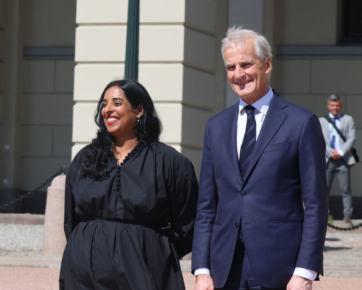 Kulturminister Lubna Jaffrey og Jonas Gahr Støre på slottsplassen