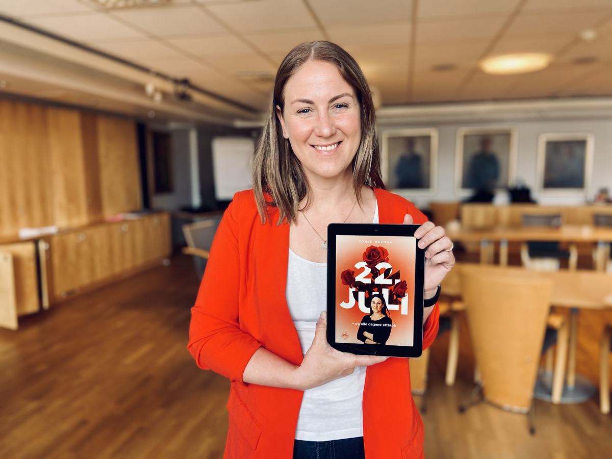 Tonje Brenna med boken sin "22. juli og alle dagene etterpå".