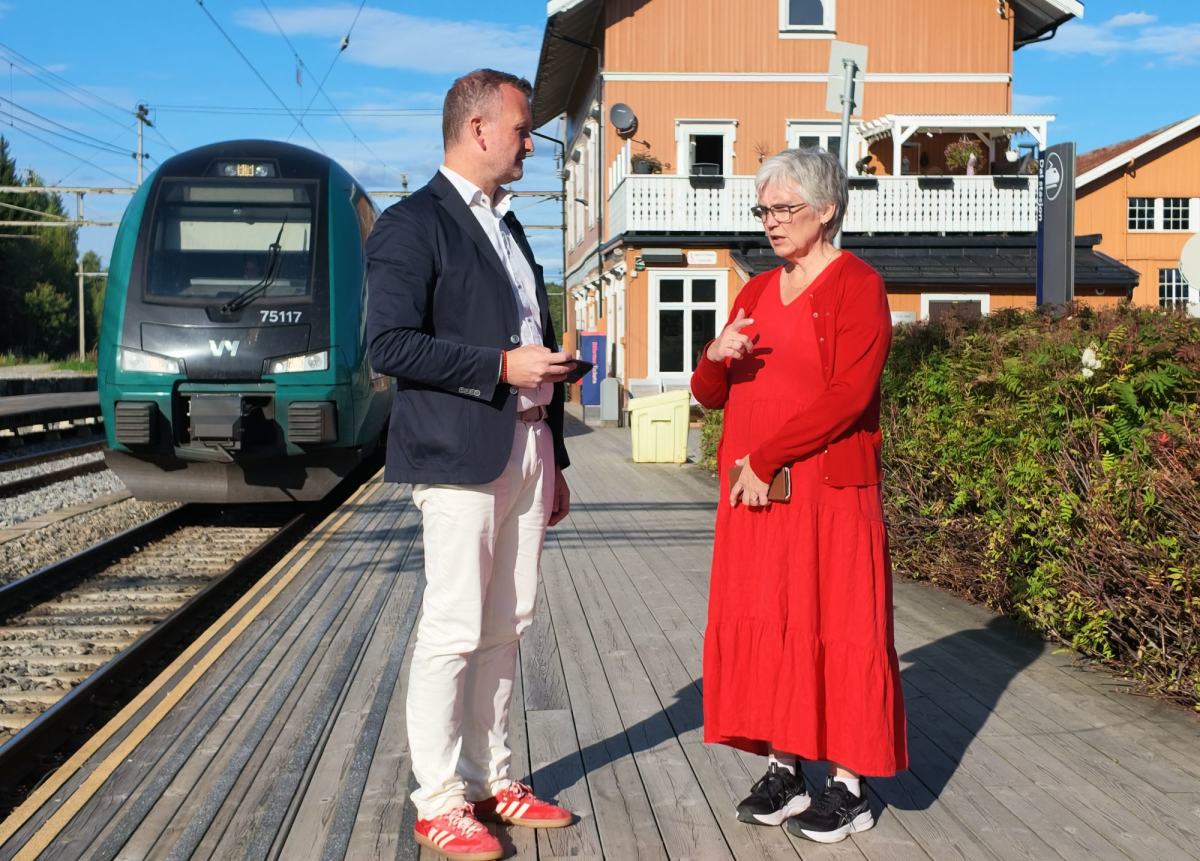 Lena Frantzen og Rune Bjerkestrand på Dal stasjon, der lokaltoget snur.