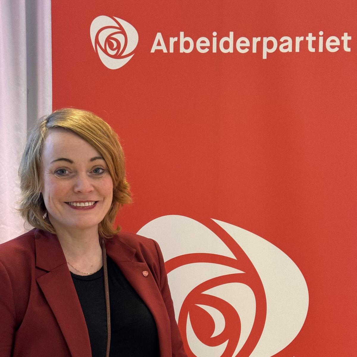 Vedtak fra representantskapet nov. 2025
Troms Arbeiderparti støtter regjeringens arbeid for å styrke kvaliteten i barnehagen, og ber om at:
1.	Regjeringen følger opp veilederen om tilstrekkelig bemanning i barnehage.
2.	Kommunene oppfordres til å bruke økte midler i kommunerammen til faktisk bemanning.
3.	Staten styrker arbeidet med rekruttering, etter- og videreutdanning for alle yrkesgrupper.
4.	Det legges til rette for Y-veien og fleksible utdanningsløp for fagarbeidere som vil bli barnehagelærere.
5.	Tidlig innsats og sosial utjevning skal starte i barnehagen – gjennom nok tid, trygghet og kompetanse.

Bakgrunn
Barnehagen er barnas første møte med fellesskapet – og den viktigste arenaen for tidlig innsats. Her legges grunnlaget for trivsel, språk og sosial utvikling.
For få ansatte og lav pedagogandel svekker både kvaliteten og muligheten til å fange opp barn som trenger ekstra støtte. I Troms ser vi store rekrutteringsutfordringer, særlig i distriktene.

Regjeringens veileder for tilstrekkelig bemanning (2025) var et viktig steg, men må følges opp med konkrete midler og tiltak. Uten nok folk på jobb får vi ingen reell tidlig innsats.
Kvalitet i barnehagen handler om tid, faglighet og tilstedeværelse. Dette ansvaret må staten og kommunene bære sammen – fordi det er her fellesskapet begynner.

