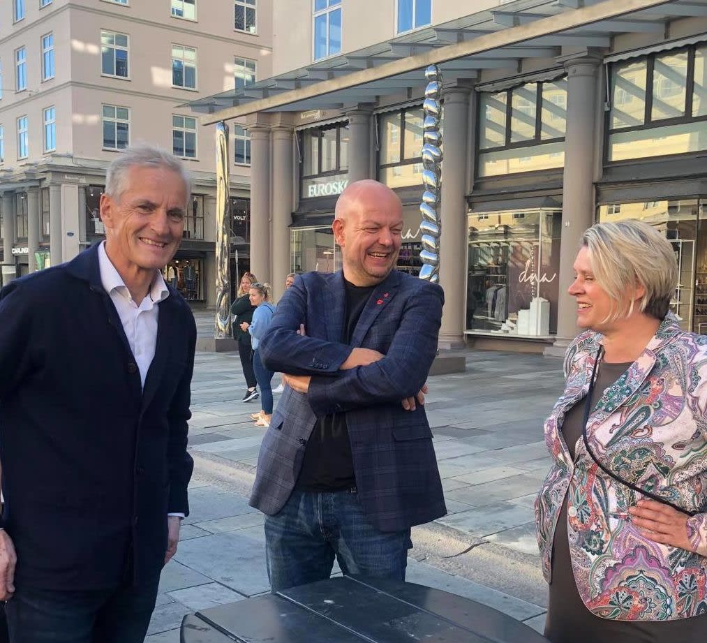 Jonas Gahr Støre i samtale med Hilmar Høl og Marte Mjøs Persen