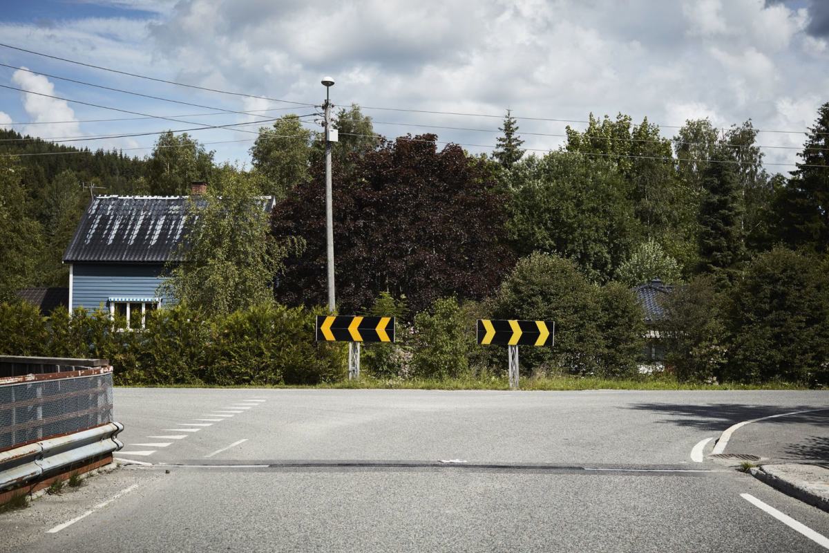 En landevei brytes opp og går i to forskjellige retninger. Foto: Øivind Haug