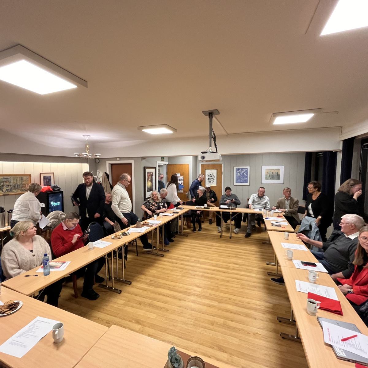 Bilde av årsmøtedeltakerne på årsmøtet 2026 som sitter i hestesko format