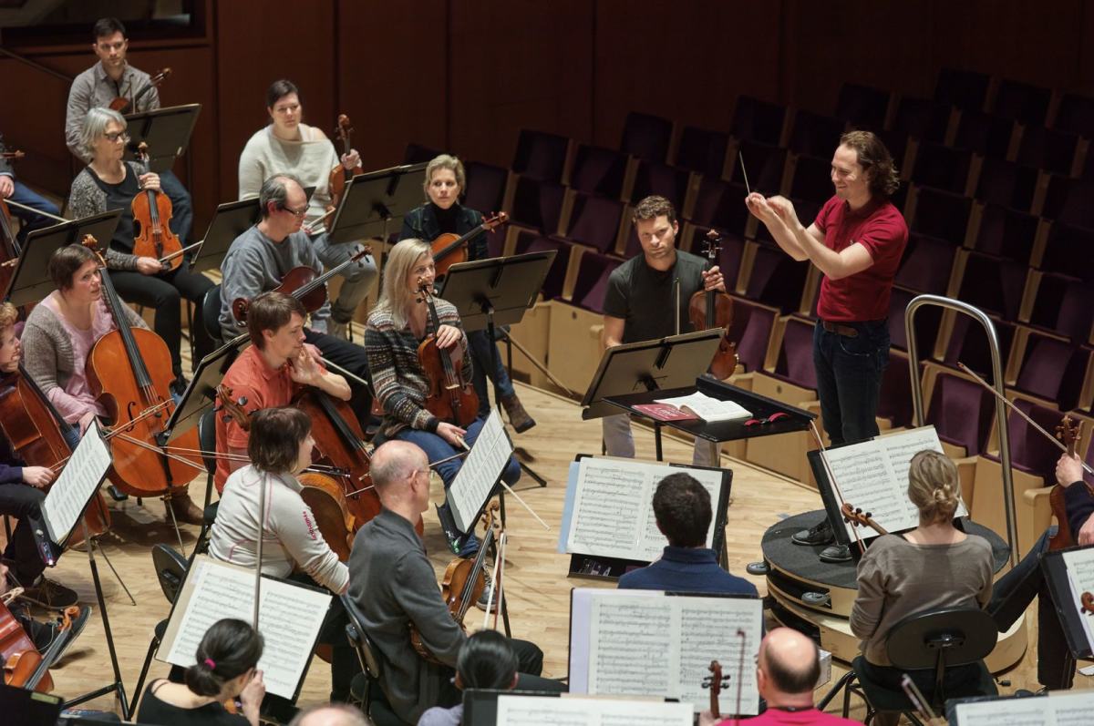 Nærbilde av et orkester som øver i Operaen. Foto: Øivind Haug