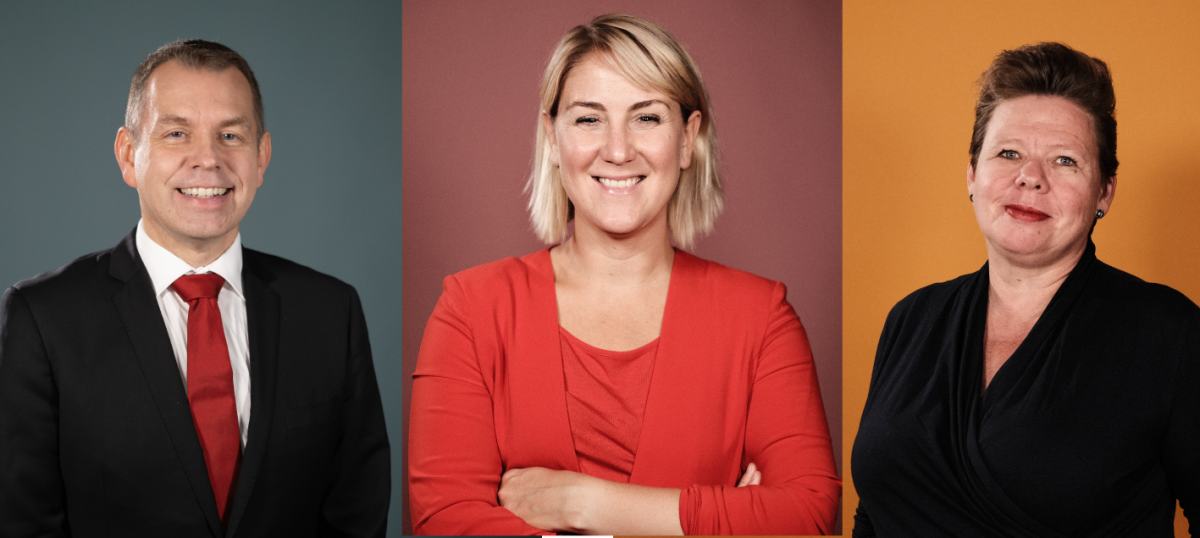 Bilde av Arbeiderpartiets fylkesråder i Viken. Fra venstre: Halvard Ingebrigtsen i dress og rødt slips, Tonje Brenna i rød genser og jakke og Siv Henriette Jacobsen i svart bluse.