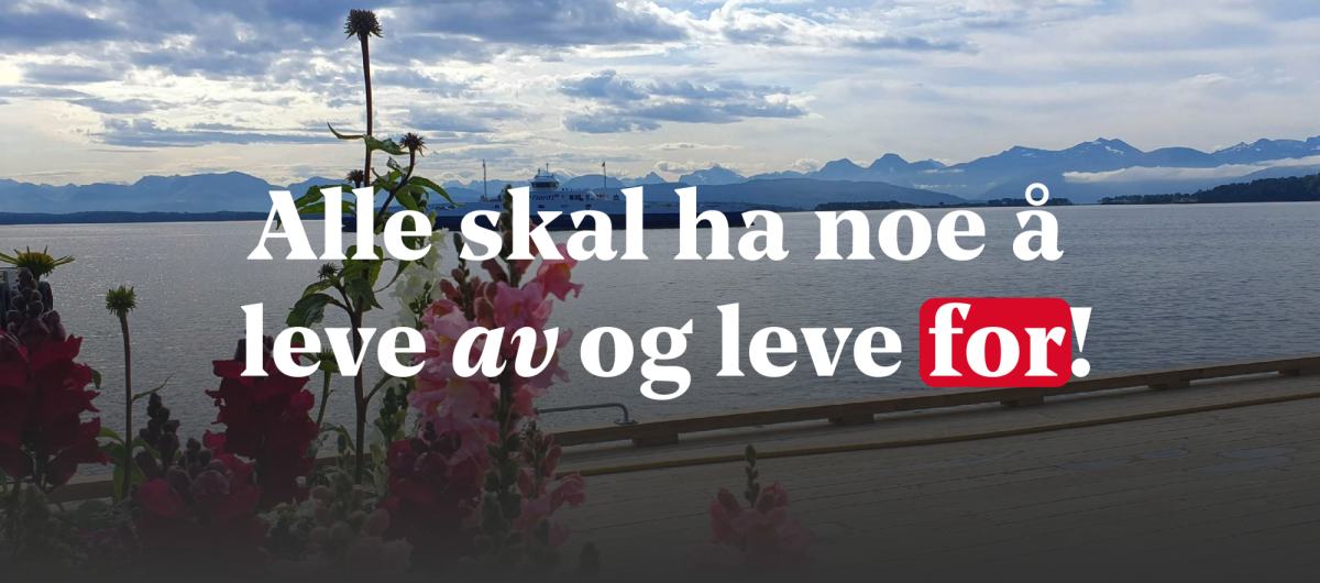 Utsikt fra storkaia mot Romsdalsalpene med ferge over fjorden