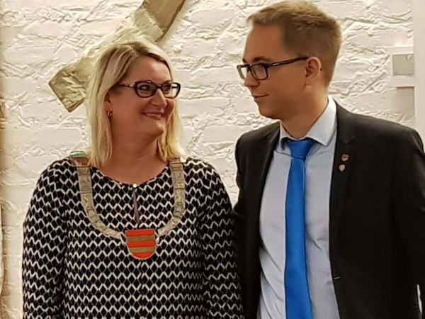 Gro Bråten overtar fylkesordførerkjedet fra Tellef Inge Mørland