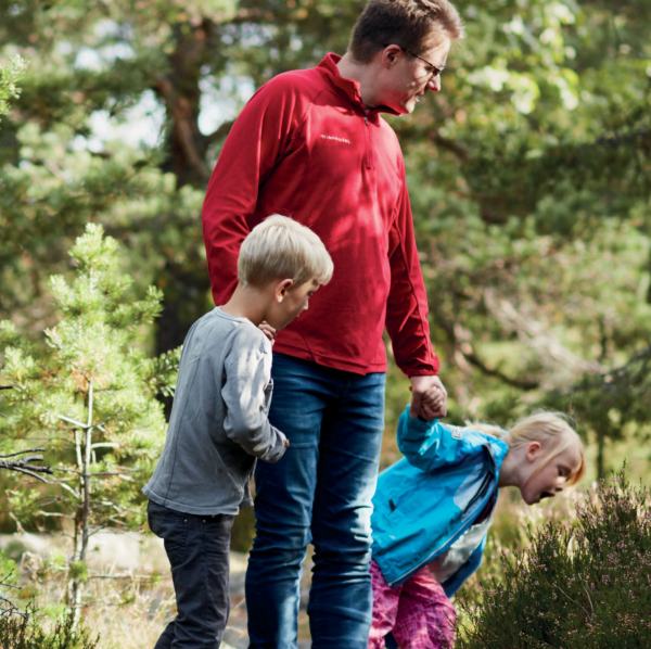 Familie - far, sønn og datter på tur
