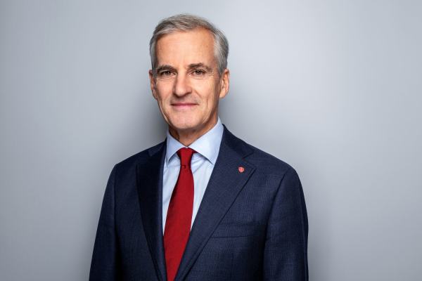 Portrett av statsminister Jonas Gahr Støre, kledd i dress foran en nøytral bakgrunn. 