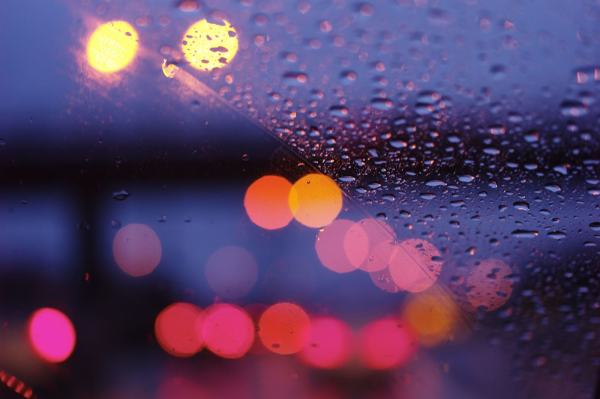 Dunkle billys utfor frontrunta en regnfull skumringskveld. Foto: Øivind Haug