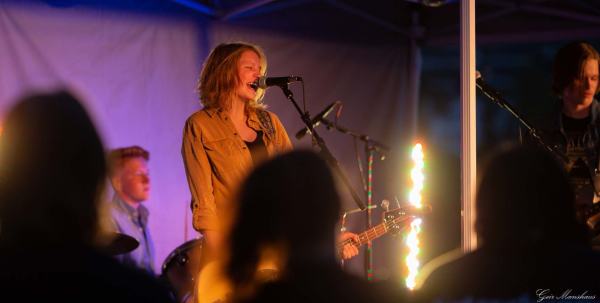 Thomas Aarbakke, Emma Birgitte Ovlien og Henrik Rosager under Byfesten 2019 på Byscenen. De har alle gått på Kulturskolen og øver også på «Huset». Foto: Geir Manshaus.