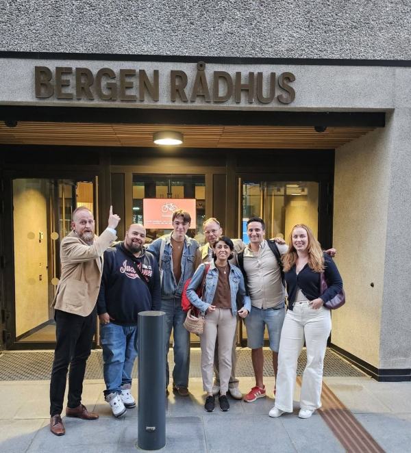 foran rådhuset i bergen 