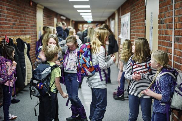 Barn i gangen på en skole