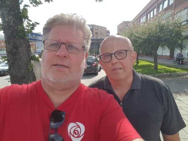 Ove K Kjølstad og Eirik Haugen driver valgkamp ved Ski Torg 2019, 40 år etter bildet over.