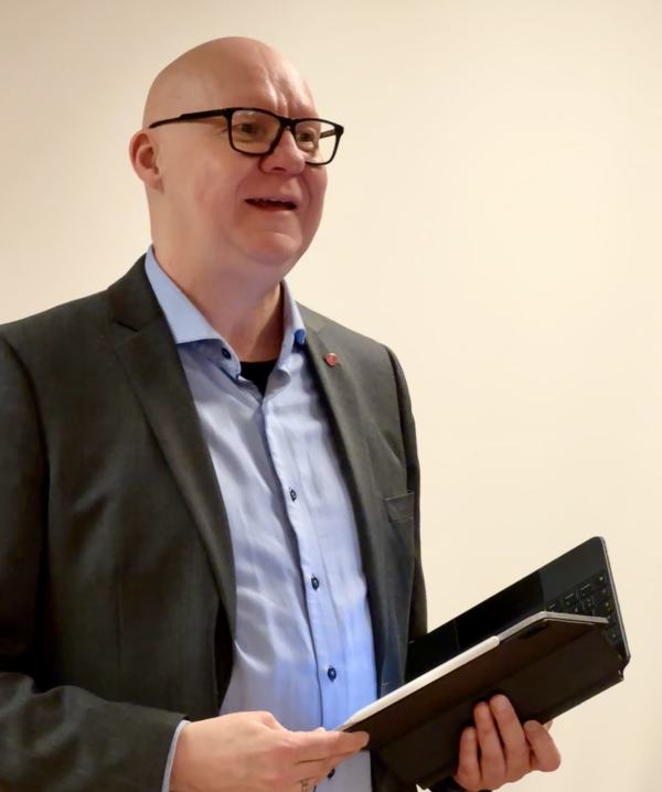 Portrett av Rune Bakervik som holder ett innlegg