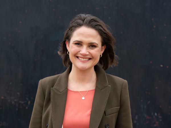 Kunnskapsminister Kari Nessa Nordtun i orange topp og brun kåpe.