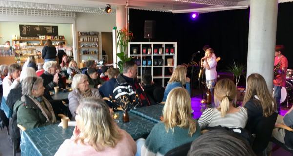 Kulturelt innslag ved musikkgruppa "The Four Unknown", som virkelig skapte stemning blant de fremmøte på årets 1. mai markering i parken.
