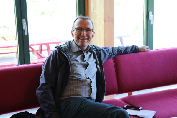 Espen Barthe Eide i en sofa