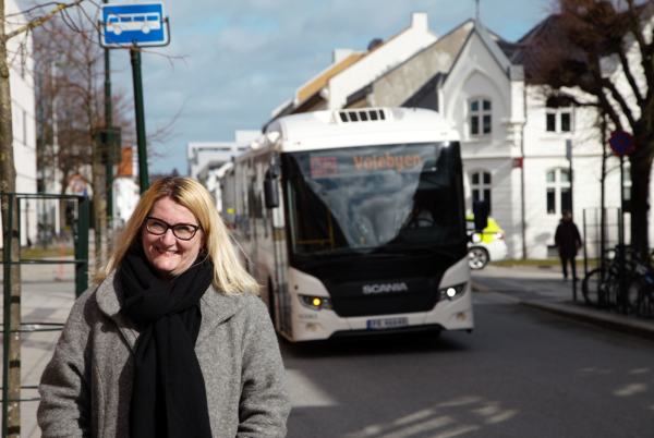 Gro Bråten og buss