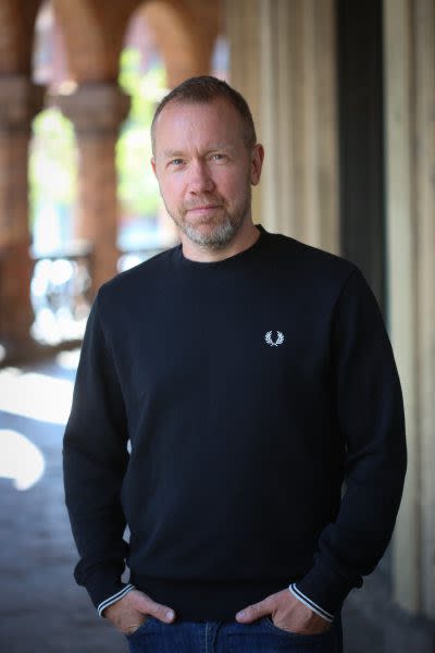 "Portrettfoto av Jonas Bals stående"