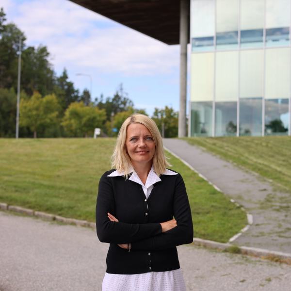 Solveig Vitanza foran Høgskolen
