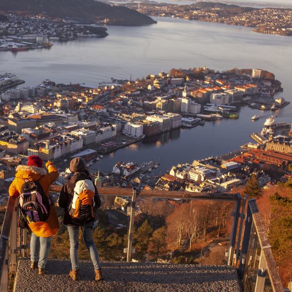 To personer som ser utover verden vakreste by - Bergen <3