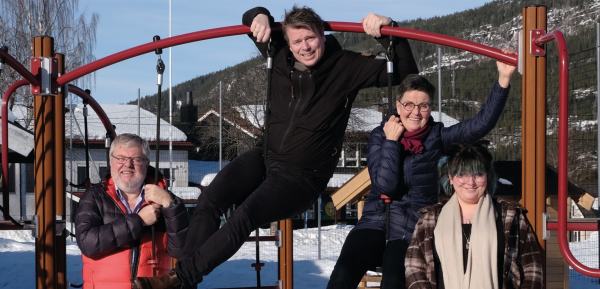 mennesker som klatrer på en lekeplass
