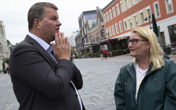 f.v. LO-leder Hans Christian Gabrielsen og fylkesordførerkandidat Gro Bråten.