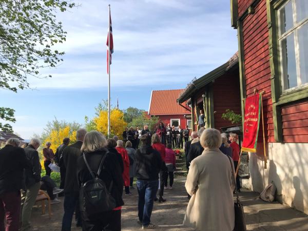 1. mai feiring utenfor Folkets Hus Lilleaker, mennesker og norsk flagg i flaggstang
